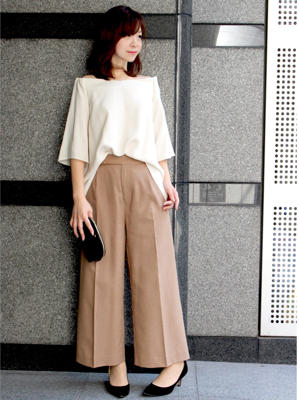 ベージュ系のパンツ、ホワイト系のシャツ/ブラウス、ブラック系のポーチを着用したレディースの秋コーディネートの1枚目の写真