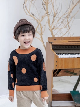 「ZJのアイテム（ニット/セーター、ブラック系）」を使った、YiLangさん（キッズ・130cm）の秋コーディネート