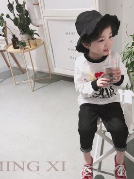 「mingxiのアイテム（Tシャツ/カットソー、ホワイト系）」を使った、YiLangさん（キッズ・130cm）の秋コーディネート