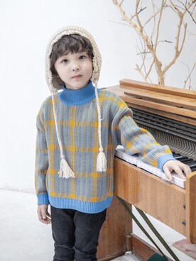 「DuDuのアイテム（ニット/セーター、ブルー系）」を使った、YiLangさん（キッズ・130cm）の秋コーディネート