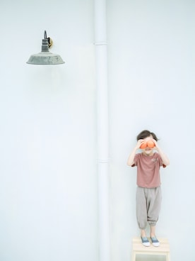 「嘟嘟kid sのアイテム（Tシャツ/カットソー、オレンジ系）」を使った、YiLangさん（キッズ・130cm）の秋コーディネート