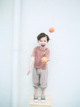 「嘟嘟kidsのアイテム（Tシャツ/カットソー、オレンジ系）」を使った、YiLangさん（キッズ・130cm）の秋コーディネート