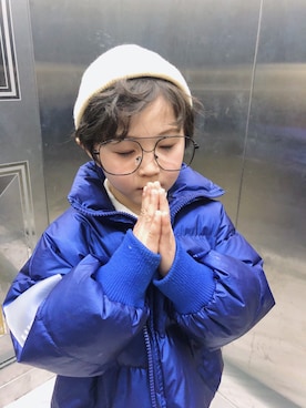 「dudukidsのアイテム（ニットキャップ/ビーニー、ベージュ系）」を使った、YiLangさん（キッズ・130cm）の冬コーディネート