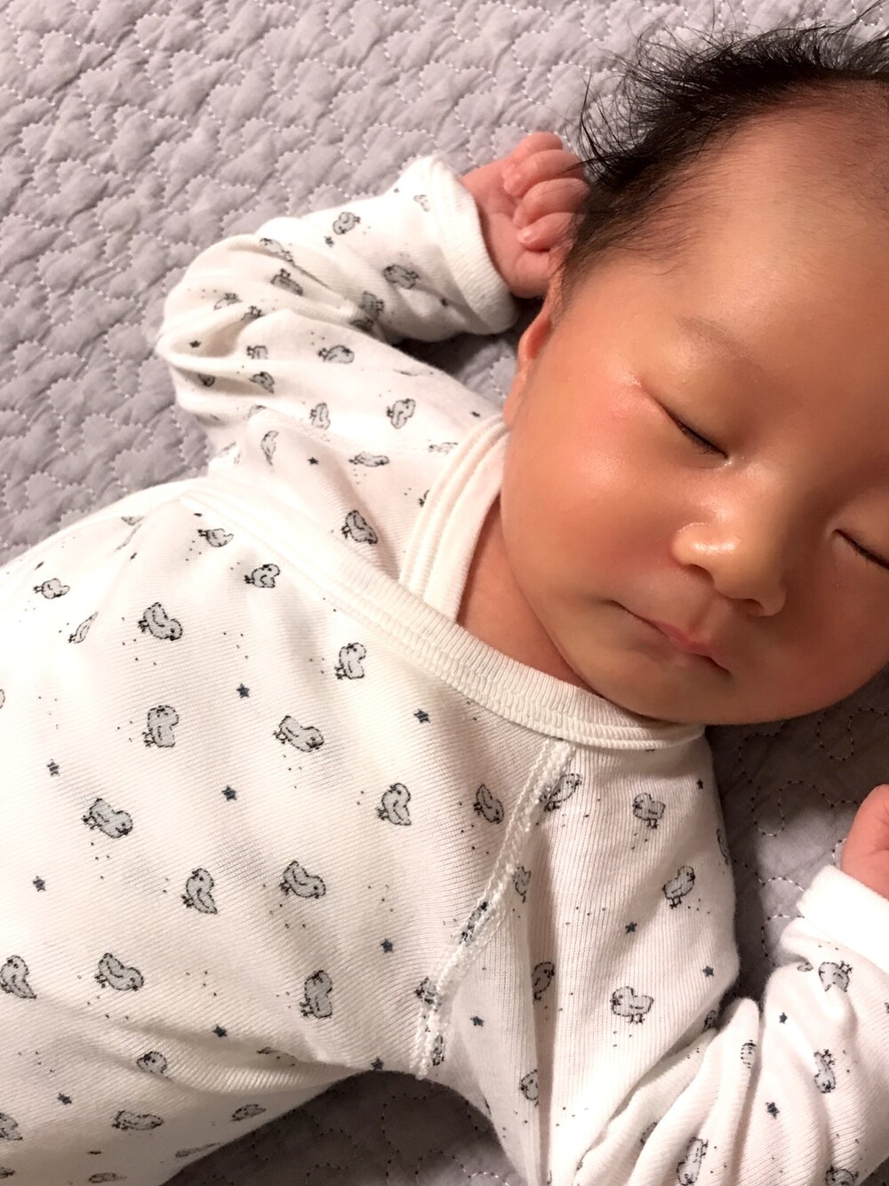 「PETIT BATEAUのアイテム（ロンパース、ホワイト系）」を使った、mi.s.tさん（キッズ・60cm）の春コーディネートの1枚目の写真