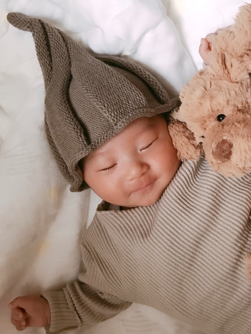 「。のアイテム（ニットキャップ/ビーニー、ブラウン系）」を使った、mi.s.tさん（キッズ・60cm）の春コーディネートの1枚目の写真