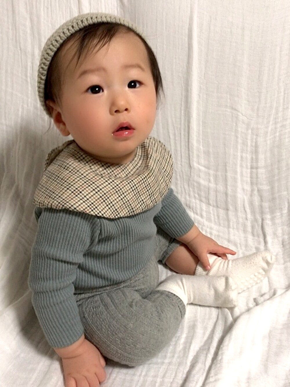 「赤ちゃん、０歳、0歳８ヶ月、おとこのこ」｜「Handmadeのアイテム（スタイ/よだれかけ、ベージュ系）」を使った、mi.s.tさん（キッズ・60cm）の春コーディネートの1枚目の写真