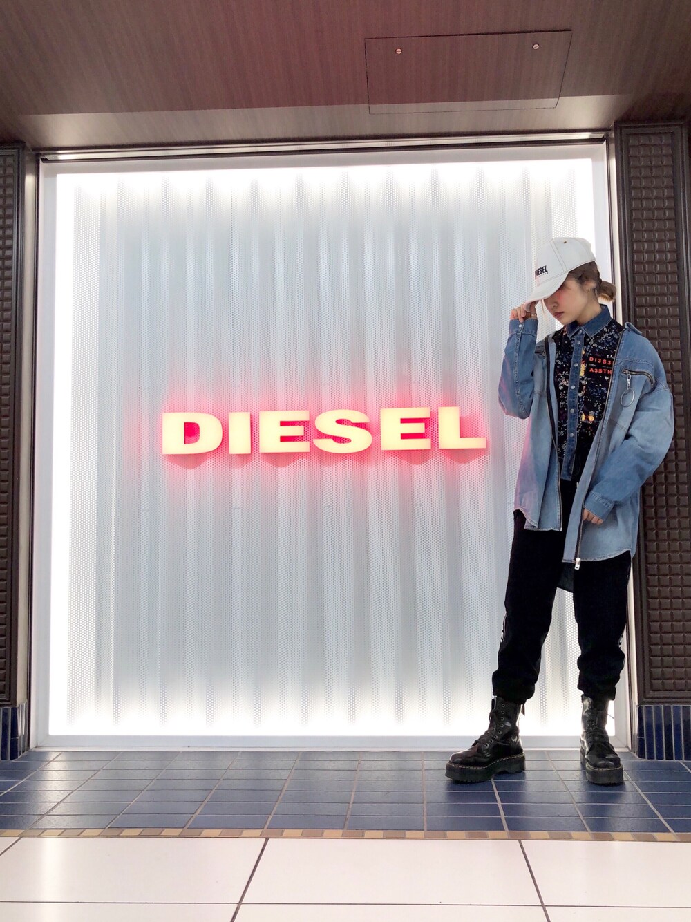 「デニムコーデ、カジュアル、メンズライク、花柄シャツ、19ss、新作、Dr.Martens、Diesel」｜「DIESELのアイテム（キャップ、ホワイト系）」を使った、senaさん（レディース・162cm）の春コーディネートの1枚目の写真