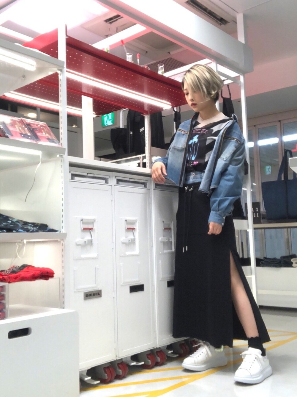 「デニム、カジュアル、スカート、スリットスカート、チラ見せ、スニーカーコーデ、お洒落さんとつながりたい、Diesel」｜「DIESELのレディース シャツ 2WAY デニムシャツ（シャツ/ブラウス、ブルー系）」を使った、senaさん（レディース・162cm）の春コーディネートの1枚目の写真