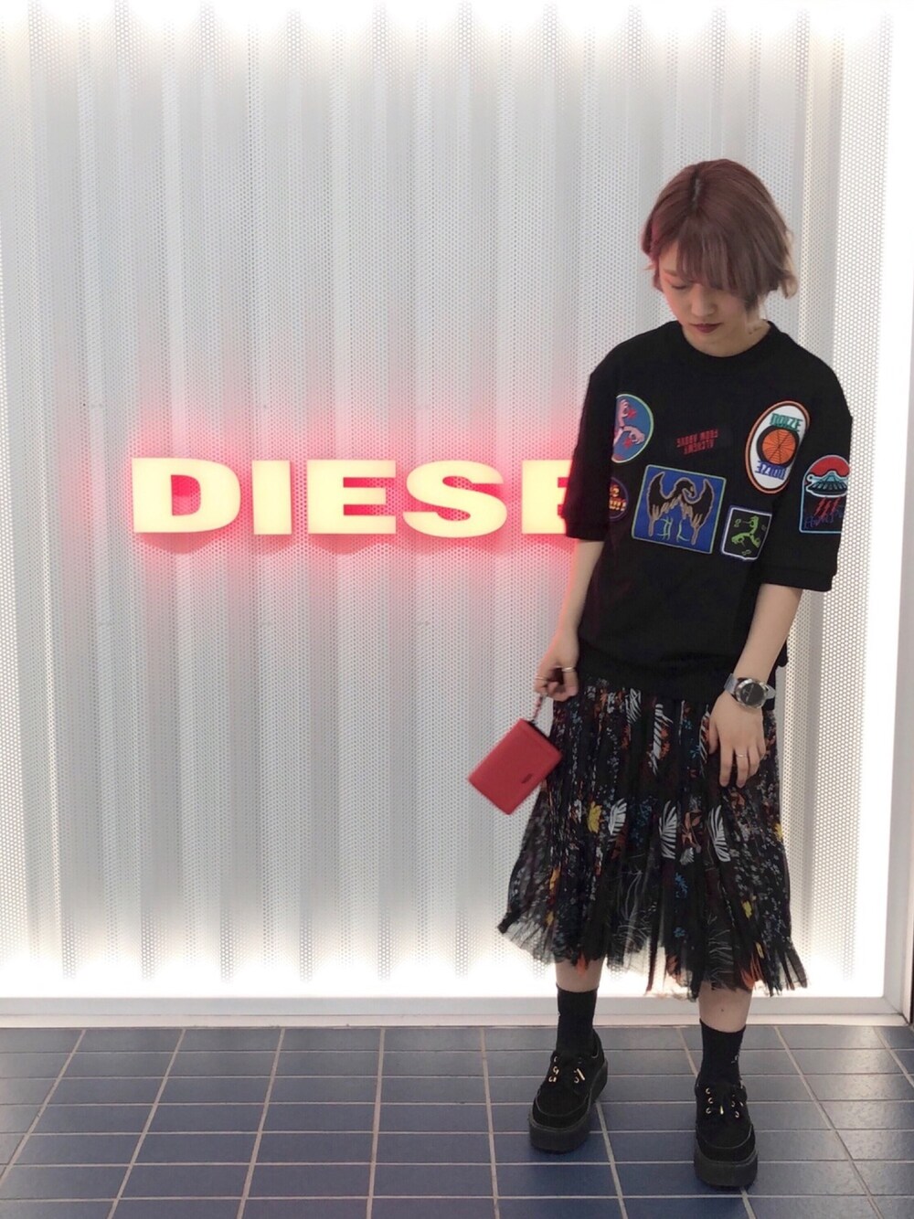 「ブラック、ブラックコーデ、柄on柄、花柄スカート、フェミニン、シースルー、ストリート、ミックススタイル、ootd、Diesel」｜「DIESELのレディース カウレザー二つ折り財布（財布、レッド系）」を使った、senaさん（レディース・162cm）の春コーディネートの1枚目の写真