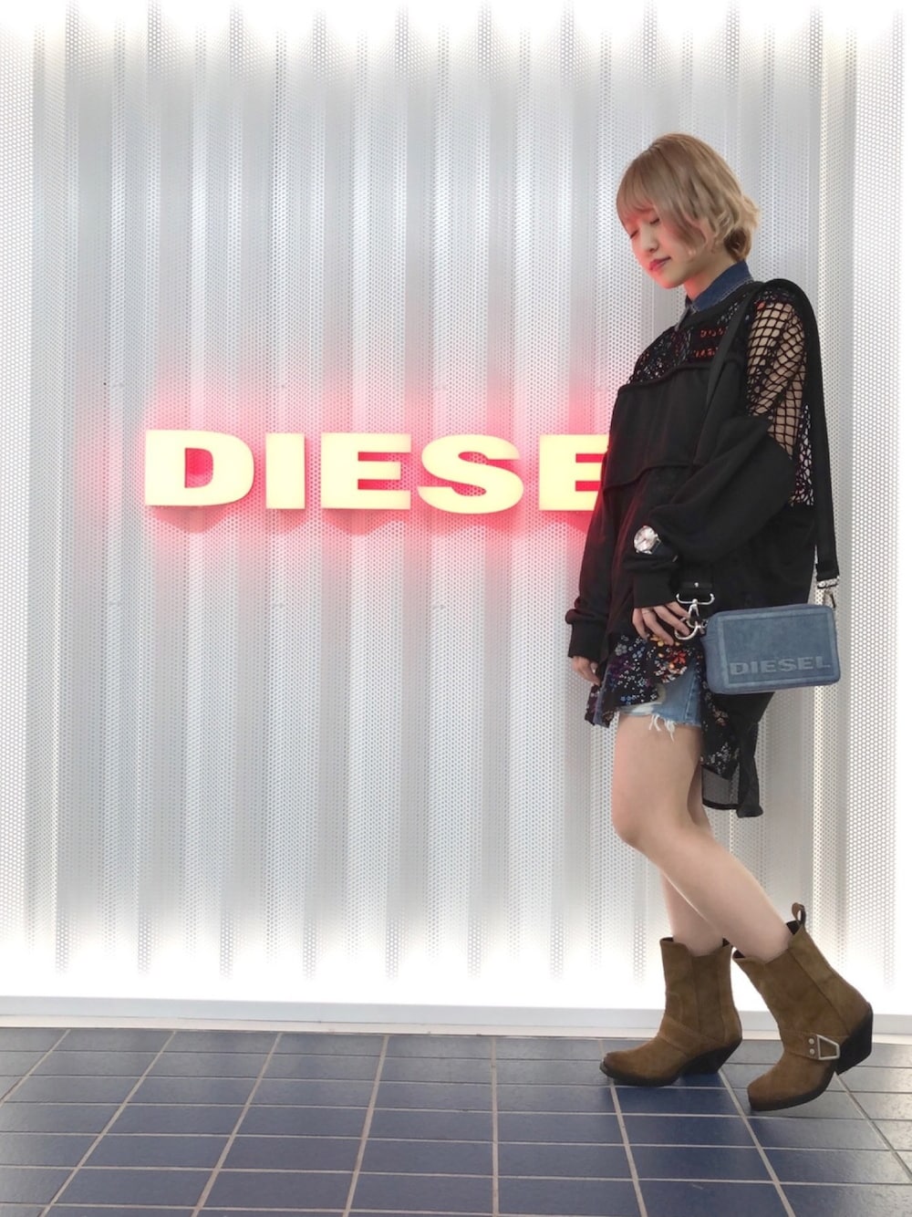 「ブラックコーデ、黒、デニム、スカート、ブーツ、ootd、Diesel」｜「DIESELのレディース スウェット 異素材ミックス（スウェット、ブラック系）」を使った、senaさん（レディース・163cm）の夏コーディネートの1枚目の写真