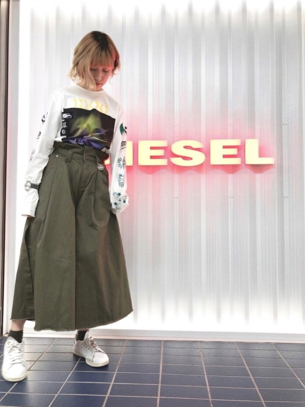 「ワイドパンツ、カーキ、パンツスタイル、スニーカーコーデ、白Tシャツ、ゆるコーデ、メンズアイテム」｜「DIESELのメンズ Tシャツ 長そで グラフィックTシャツ（Tシャツ/カットソー、ホワイト系）」を使った、senaさん（レディース・162cm）の夏コーディネートの1枚目の写真
