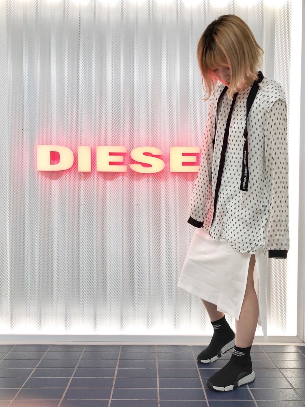 「ワントーンコーデ、シースルー、白シャツ、ワンピース、今日のコーデ、ootd、ソックススニーカー、夏休み、夏」｜「DIESELのレディース シャツ スカルプリント長袖フェミニン シャツ（シャツ/ブラウス、ホワイト系）」を使った、senaさん（レディース・162cm）の夏コーディネートの1枚目の写真