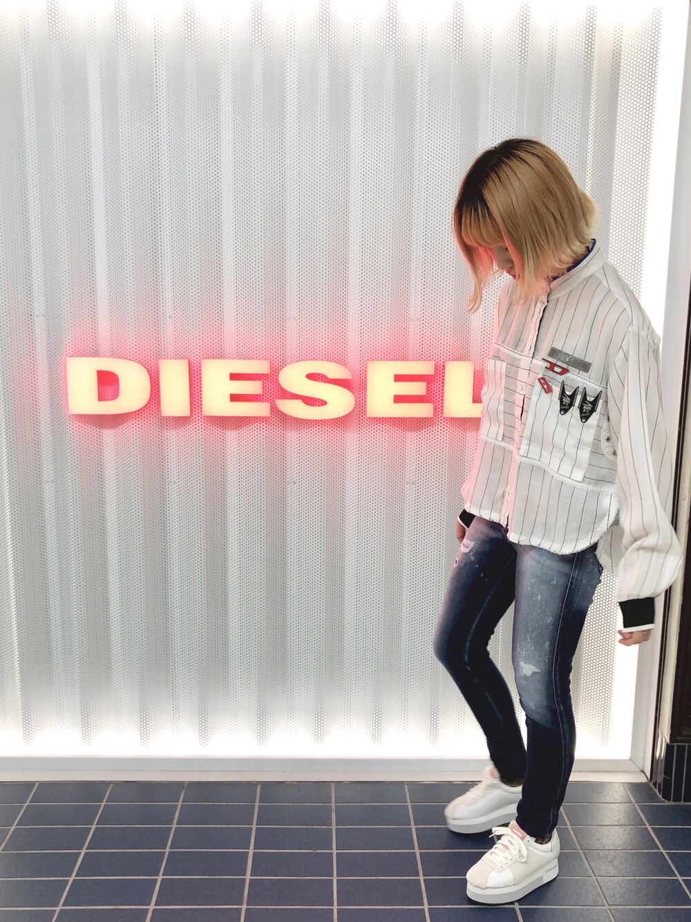 「大人カジュアル、夏、ootd、シャツコーデ、デニム、厚底シューズ、スニーカー、スニーカーコーデ」｜「DIESELのレディース シャツ ベースボール風ストライプシャツ（シャツ/ブラウス、ホワイト系）」を使った、senaさん（レディース・162cm）の夏コーディネートの1枚目の写真