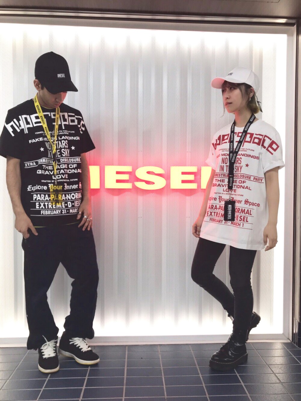 「夏コーデ、お盆休み、デニム、ラフ、Tシャツ、シミラールック、双子コーデ、スキニーデニム、Dr.Martens」｜「DIESELのメンズ Tシャツ 長そでTシャツ デジタルグラフィック（Tシャツ/カットソー、ホワイト系）」を使った、senaさん（レディース・162cm）の夏コーディネートの1枚目の写真