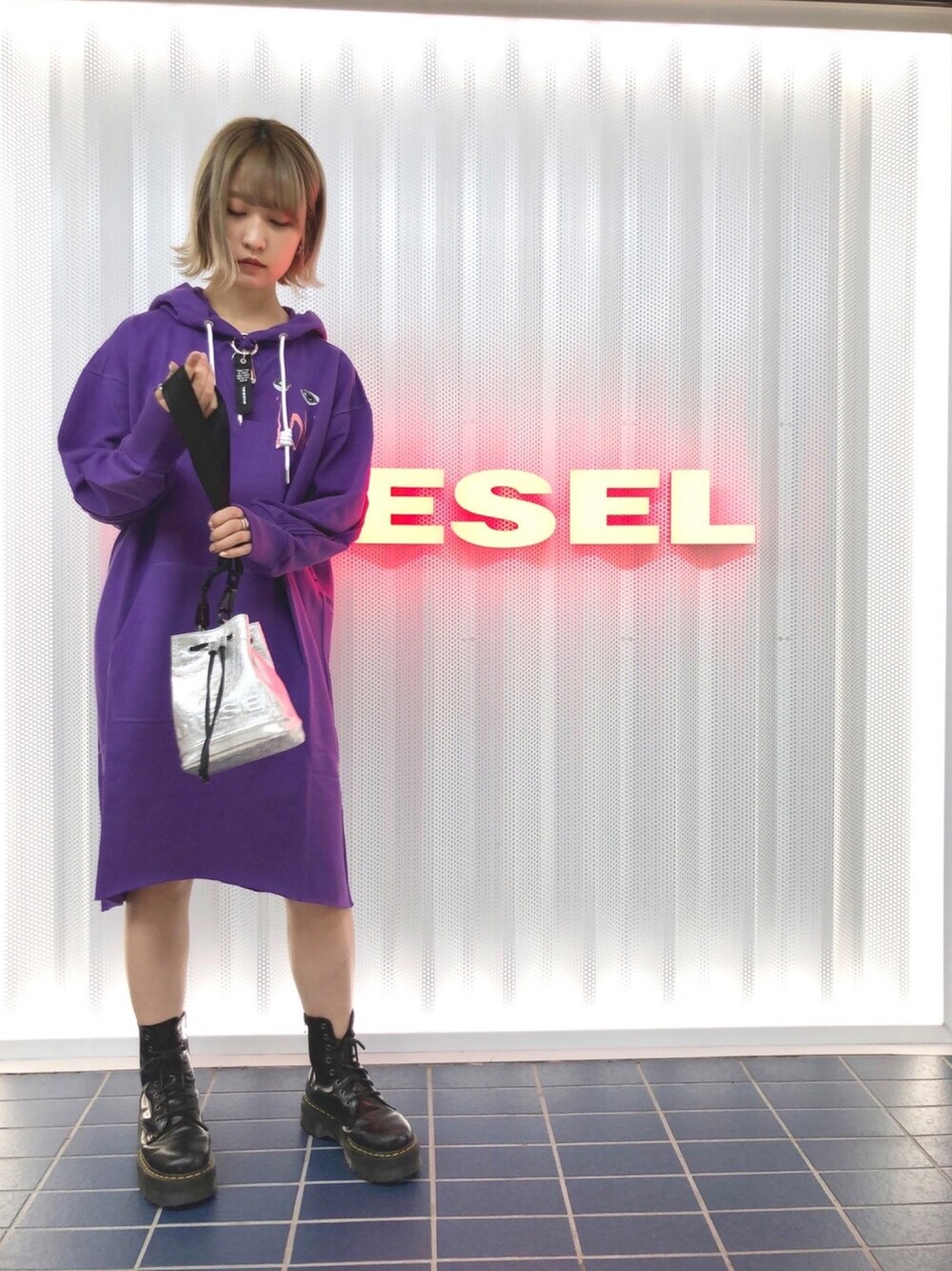 「紫、パーカー、秋服、秋のコーデ、ワンピース、今日のコーデ、ootd、Dr.Martens」｜「DIESELのレディース　パーカー スウェット ひざ丈 ワンピース（ワンピース、パープル系）」を使った、senaさん（レディース・162cm）の秋コーディネートの1枚目の写真