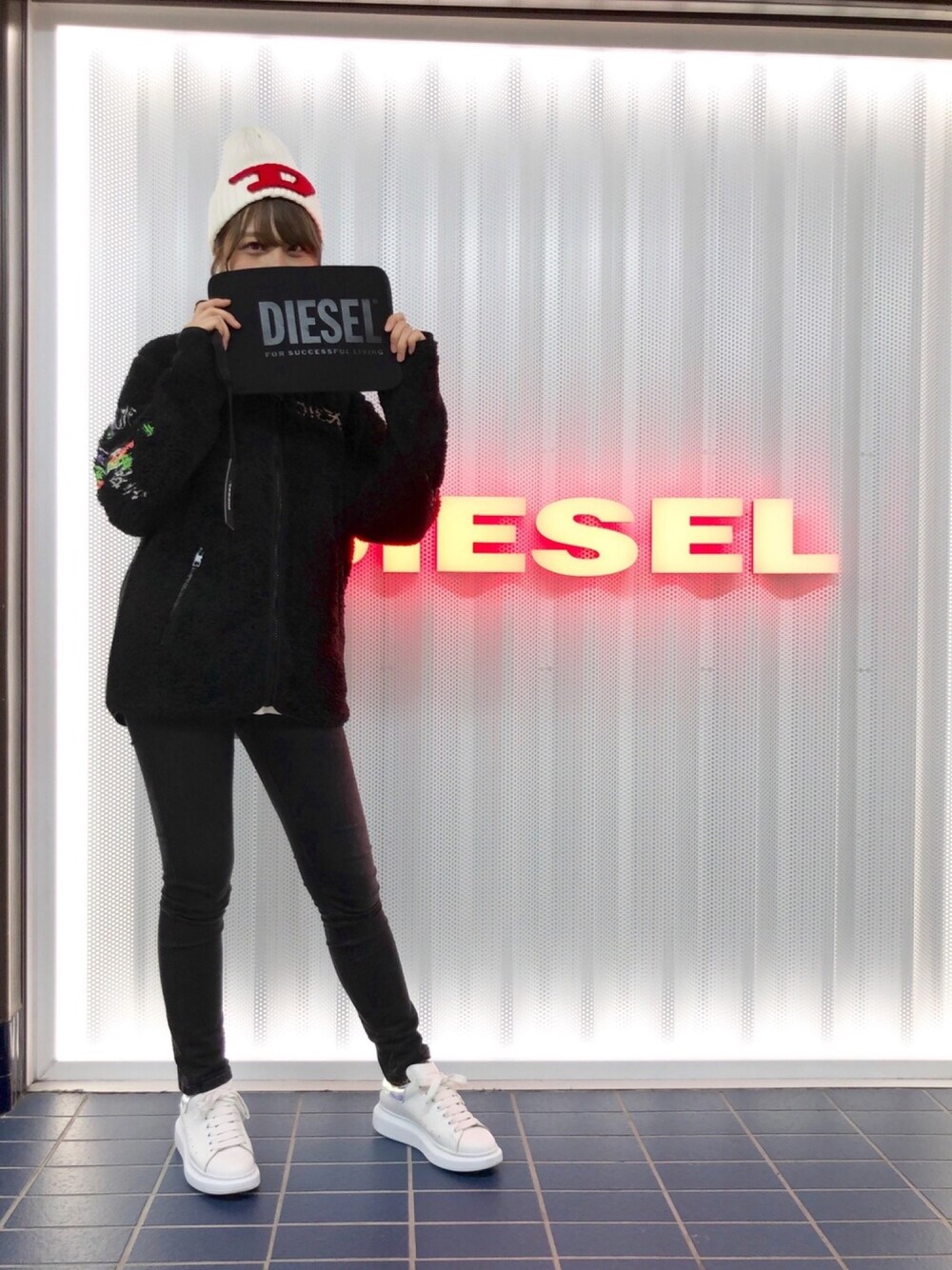 「秋のコーデ、秋、シンプル、ワントーンコーデ、ブラック、ブラックコーデ、フリース、スニーカー、今日のコーデ、ootd」｜「DIESELのアイテム（帽子、ホワイト系）」を使った、senaさん（レディース・162cm）の秋コーディネートの1枚目の写真