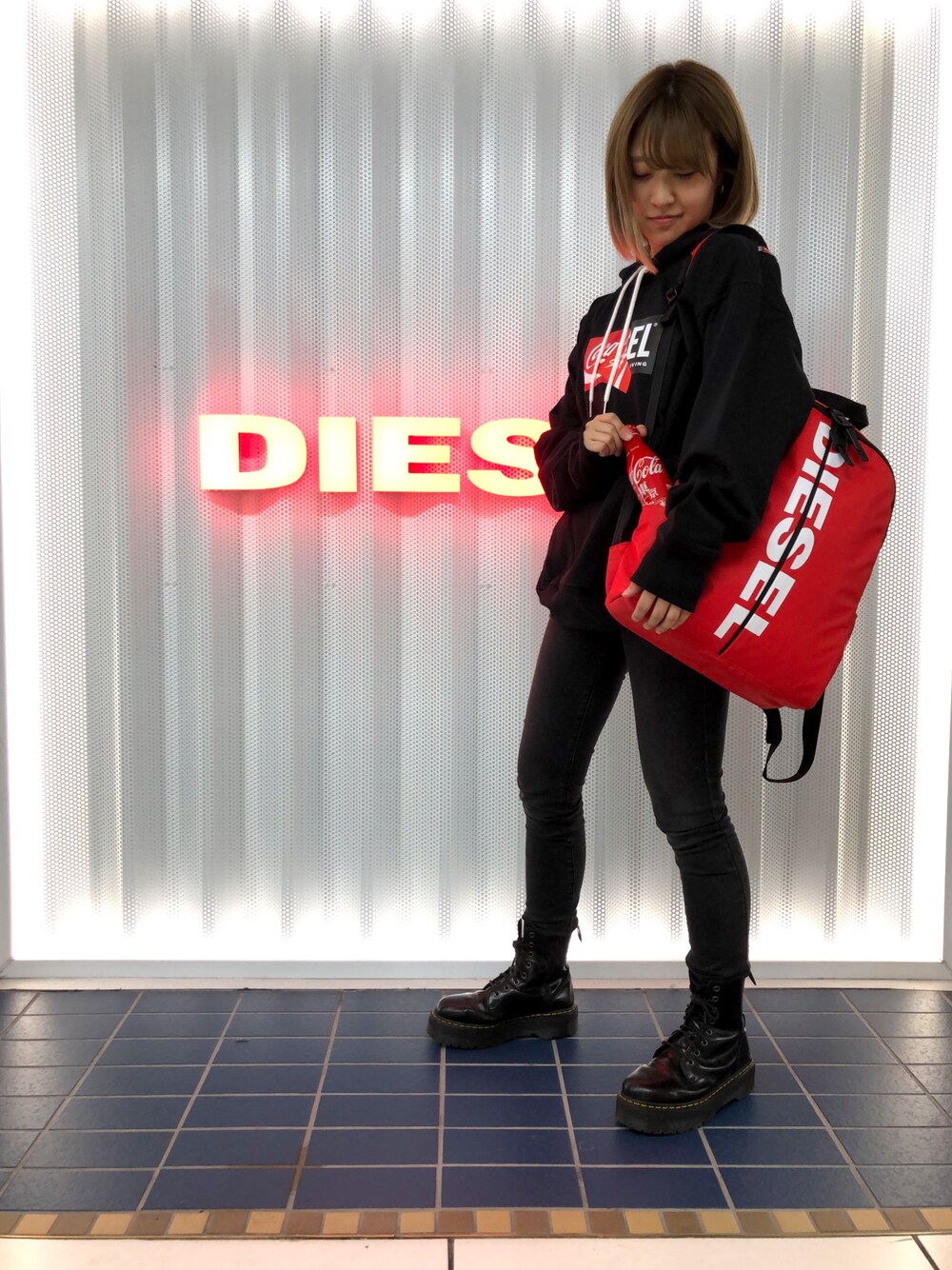 「Diesel、コカコーラ、コラボ、ブラック、ブラックコーデ、スキニー、秋冬、ootd」｜「DIESELのアイテム（パーカー、ブラック系）」を使った、senaさん（レディース・162cm）の秋コーディネートの1枚目の写真
