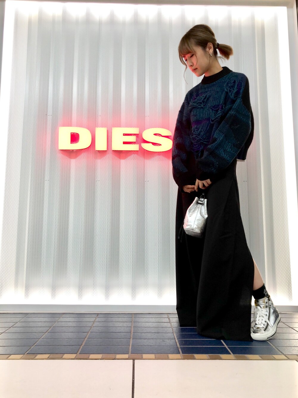 「秋、秋のコーデ、冬コーデ、ニットコーデ、スニーカー、カジュアル、きれいめカジュアル、シルバー、ootd」｜「DIESELのレディース カモフラ ジャガードニット トップス（ニット/セーター、ブラック系）」を使った、senaさん（レディース・162cm）の秋コーディネートの1枚目の写真