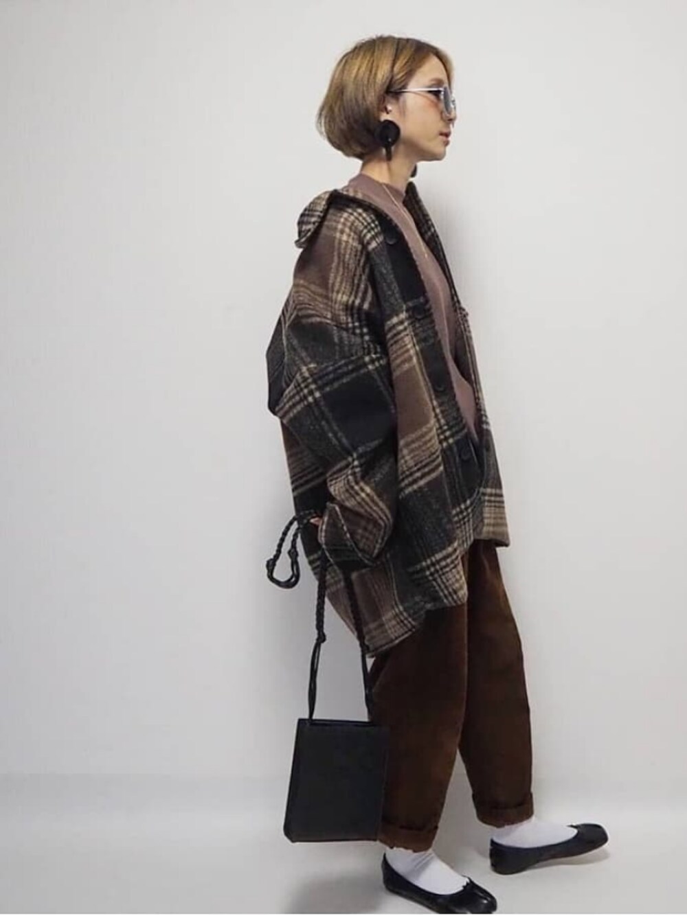「チェック柄、チェックシャツ、チェックジャケット、コーデュロイパンツ、GU、足袋、白ソックス、ブラウン、ブラウンコーデ、ワントーン」｜「詳細はInstagramのアイテム（Tシャツ/カットソー、ホワイト系）」を使った、amoriaさん（レディース・152cm）の冬コーディネートの1枚目の写真