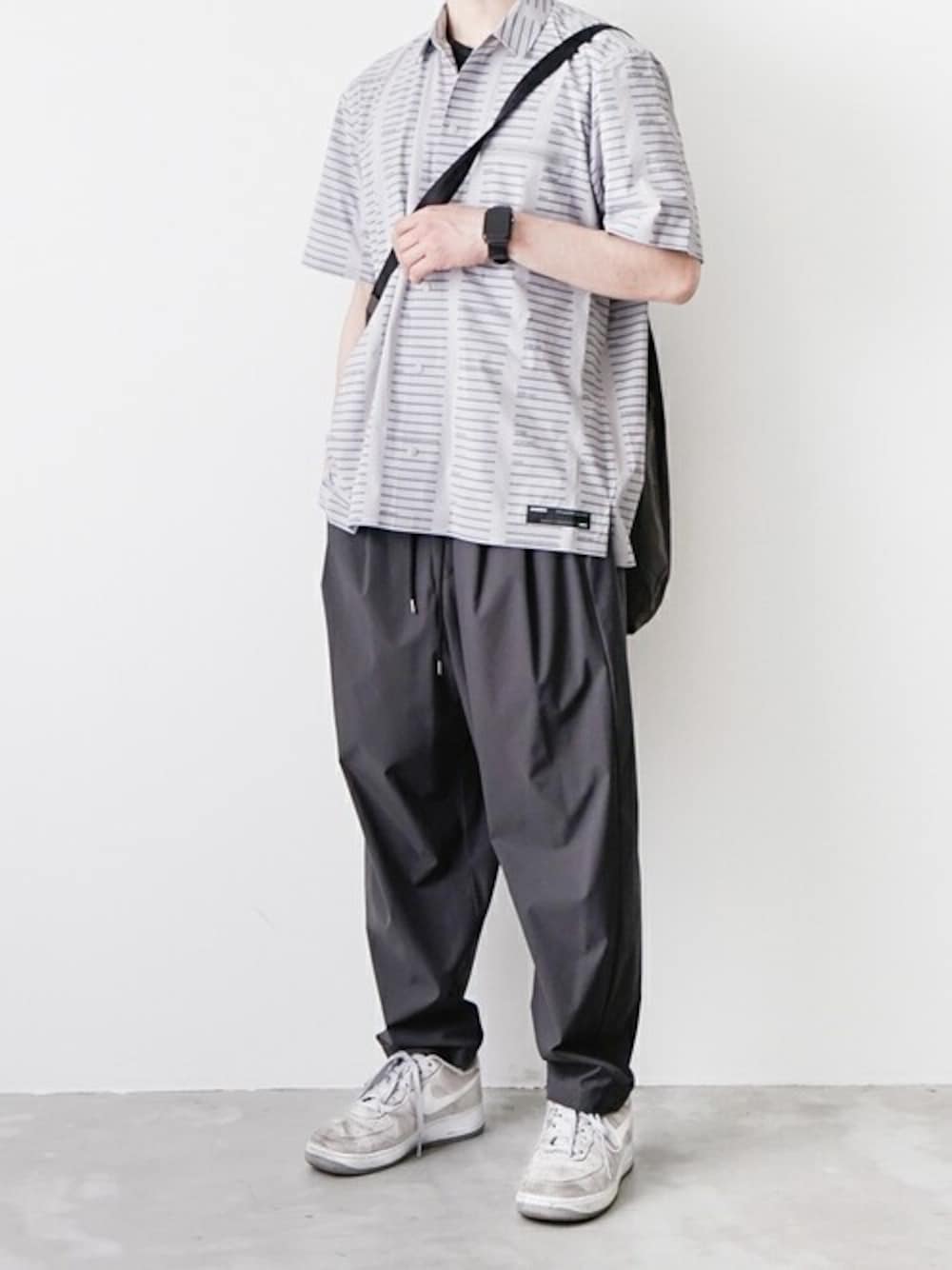 グレー系のシャツ/ブラウス、グレー系のその他パンツ、グレー系のショルダーバッグを着用したメンズの春コーディネートの1枚目の写真