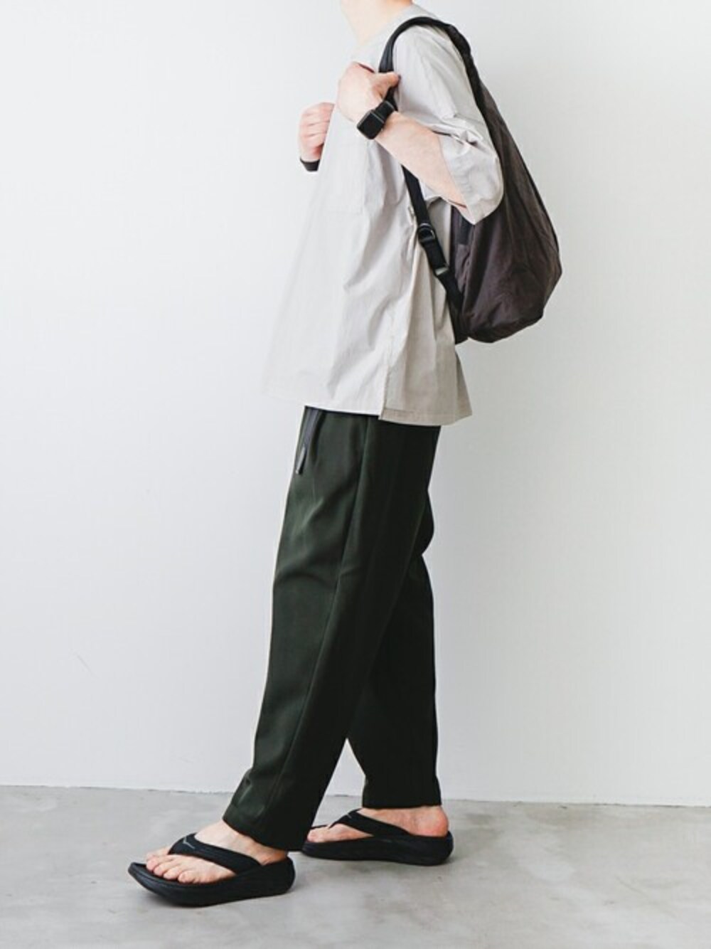 グレー系のシャツ/ブラウス、グリーン系のスラックスを着用したメンズの春コーディネートの1枚目の写真