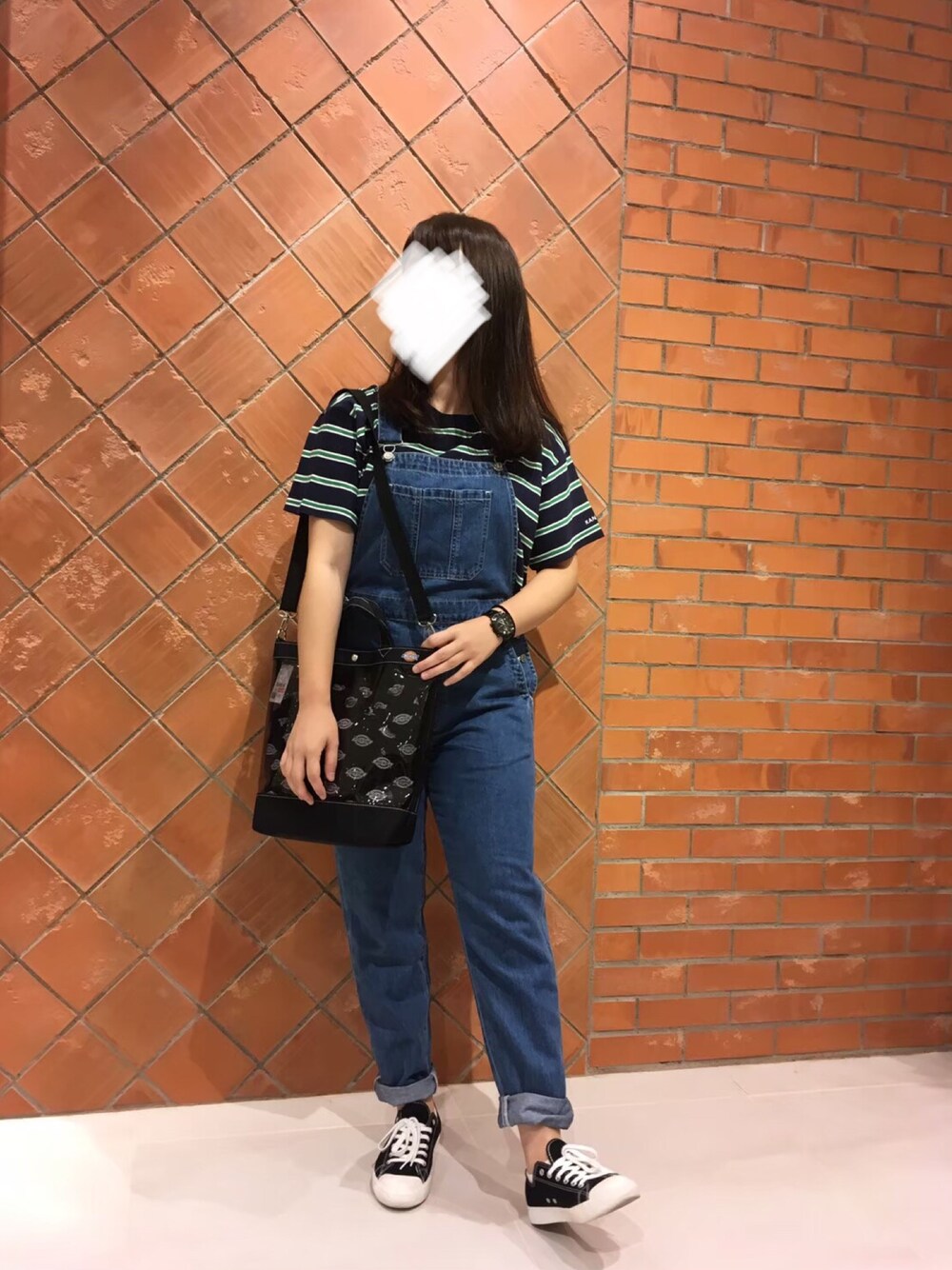 「オーバーオール、サロペット、デート、犬、猫、濃色コーデ」｜「Leeのアイテム（Tシャツ/カットソー、グリーン系）」を使った、リーナ・ベル♥さん（レディース・167cm）の春コーディネートの1枚目の写真