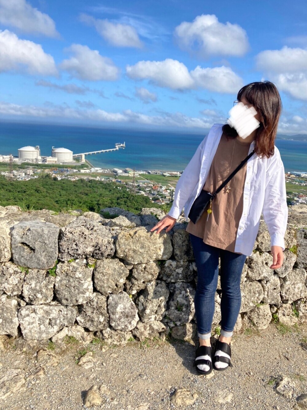 「春コーデ、綺麗めカジュアル、シンプル、高身長女子、休日スタイル、ナチュラル」｜「UNIQLOのアイテム（Tシャツ/カットソー、ブラウン系）」を使った、リーナ・ベル♥さん（レディース・167cm）の春コーディネートの1枚目の写真
