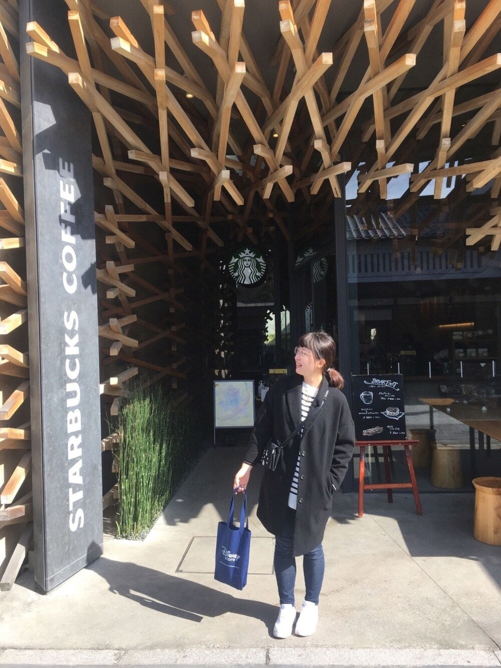 「これが私をアゲる服、シンプルコーデ、オトナカジュアル、お洒落さんとつながりたい、ショルダーバッグ、ボーダー、福岡」｜「earth music&ecologyのアイテム（ムートンコート、ブラック系）」を使った、リーナ・ベル♥さん（レディース・167cm）の春コーディネートの1枚目の写真