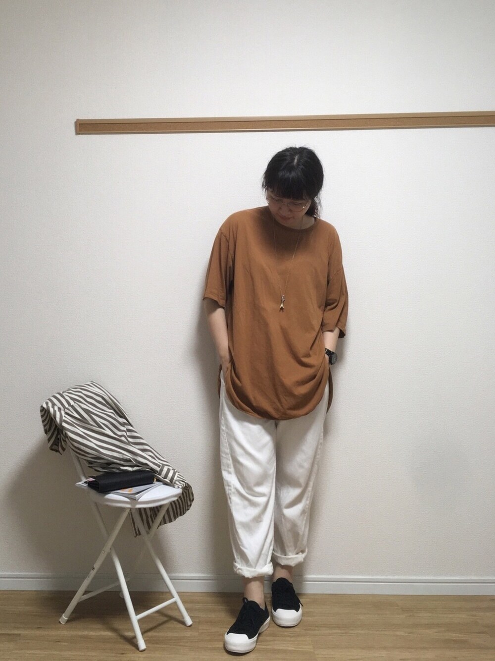 「きれいめカジュアル、夏コーデ、Tシャツ、ブラウン×ホワイト、ストライプシャツ、夏だ！Tシャツ着よう！、大人カジュアル、シンプル、カジュアル」｜「niko and...のアイテム（Tシャツ/カットソー、ブラウン系）」を使った、リーナ・ベル♥さん（レディース・167cm）の夏コーディネートの1枚目の写真