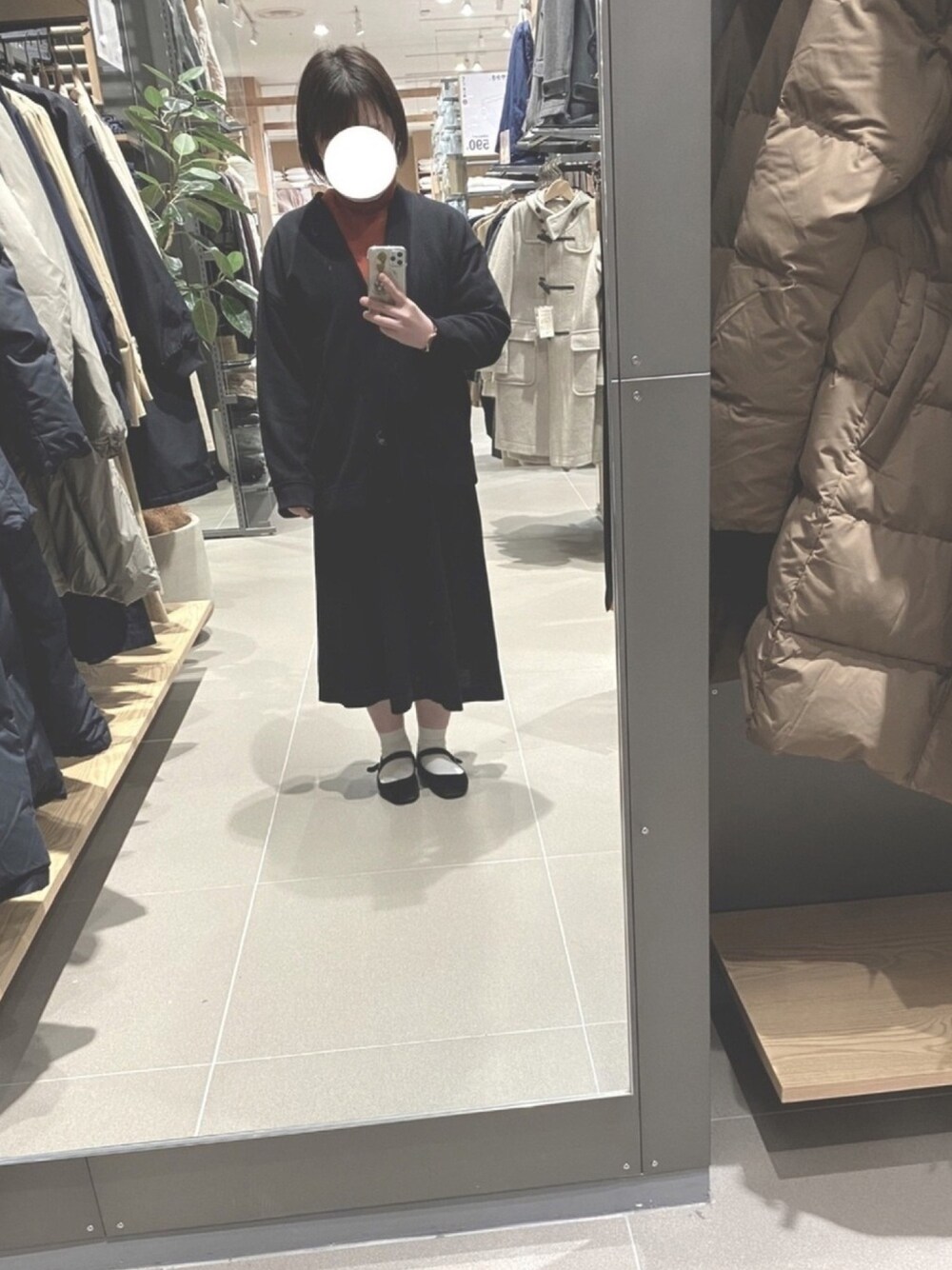 「ゆるコーデ、オーバーサイズ、シンプル、低身長、タートルネック、スカート、ニット、Kastane、UNIQLO、kastane_ootd」｜「UNIQLOのドレープサーキュラースカート（丈短め65～69cm）（スカート、ブラック系）」を使った、はなさん（レディース・152cm）の秋コーディネートの1枚目の写真