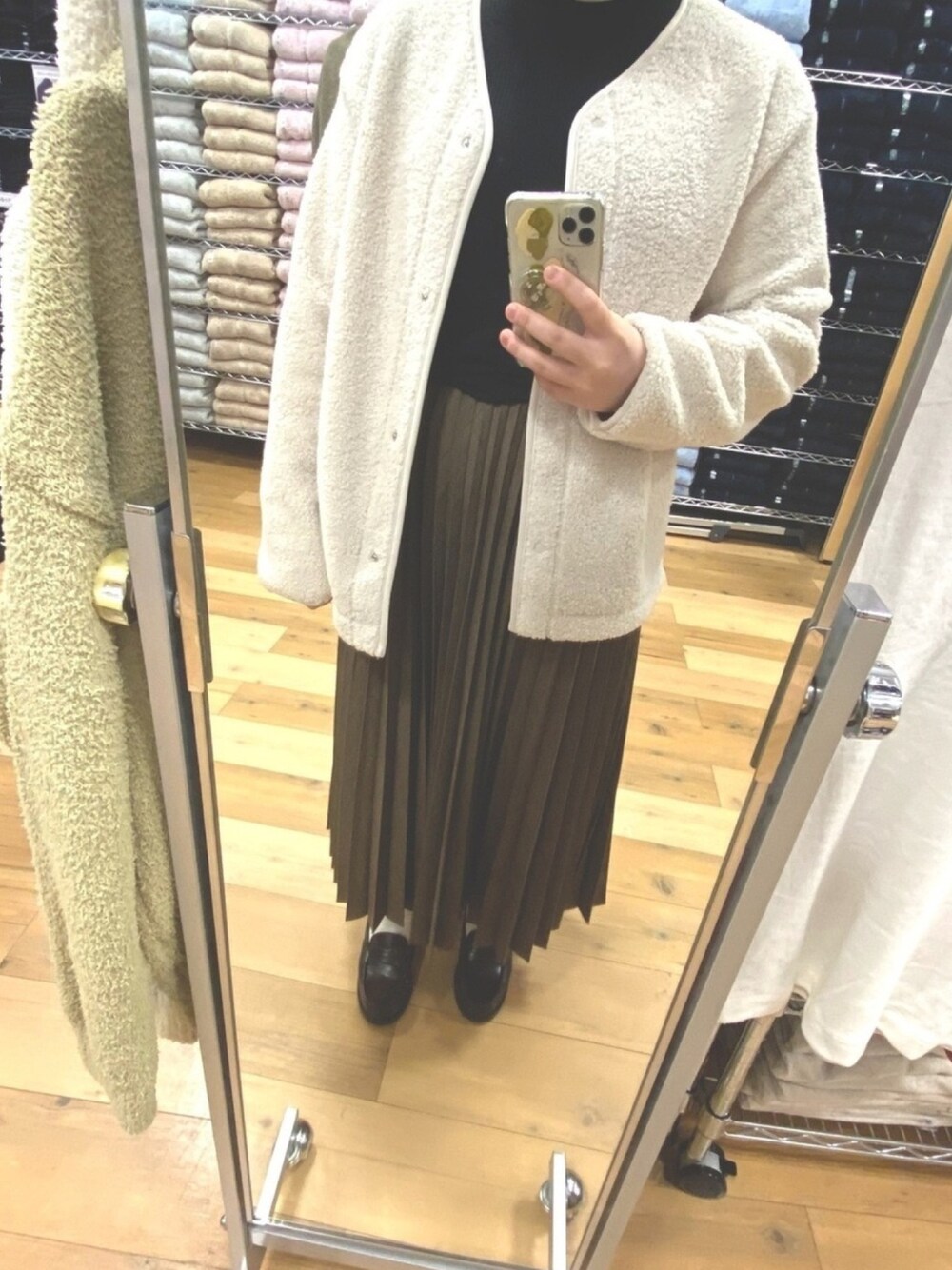 「休日スタイル、お洒落さんとつながりたい、ボア、UNIQLOコーデ、ビッグシルエット」｜「UNIQLOのプリーツロングスカート（丈標準80～84cm）（スカート、ベージュ系）」を使った、はなさん（レディース・152cm）の冬コーディネートの1枚目の写真