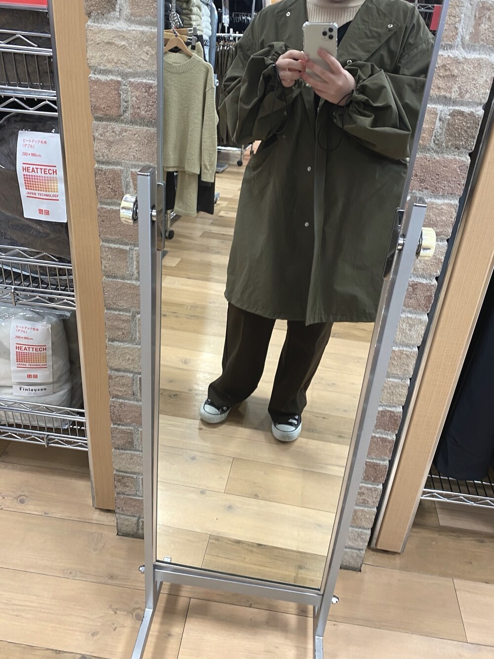 「大人カジュアル、冬、おしゃれさんと繋がりたい、タートルネックニット、ブラウン、シンプル、Kastane、kastane_ootd」｜「Kastaneのミリタリーガスコート（ミリタリージャケット、グリーン系）」を使った、はなさん（レディース・152cm）の冬コーディネートの1枚目の写真