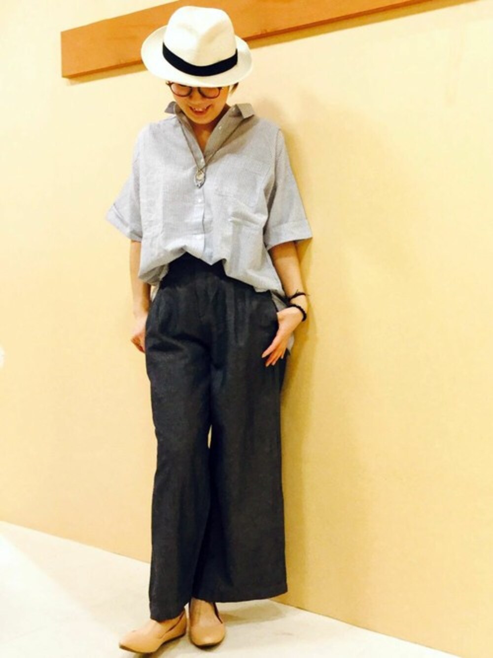 ブルー系のシャツ/ブラウス、ブルー系のその他パンツを着用したレディースの夏コーディネートの1枚目の写真