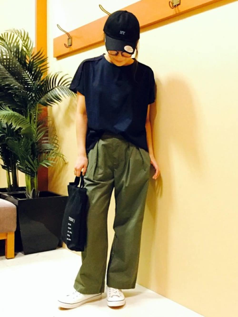 「カットソー、トートバッグ、Tシャツ、大人カジュアル、ワイドパンツ、メンズライク、ロング丈、異素材、夏コーデ、コットンパンツ」｜「LBCのコットンダンプゆるテーパード（その他パンツ、グリーン系）」を使った、KAOさん（レディース・164cm）の夏コーディネートの1枚目の写真