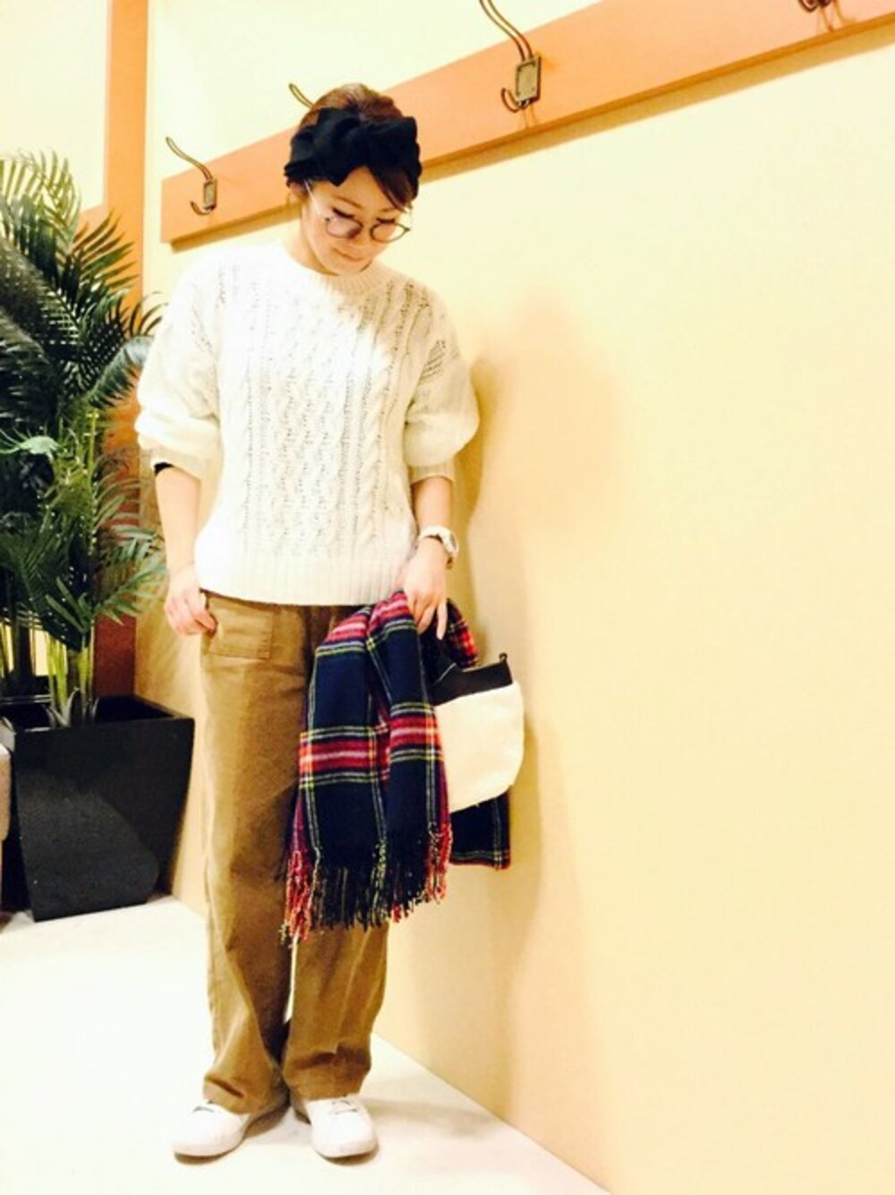 ホワイト系のニット/セーター、ホワイト系のショルダーバッグ、ブルー系のストール/ショールを着用したレディースの冬コーディネートの1枚目の写真