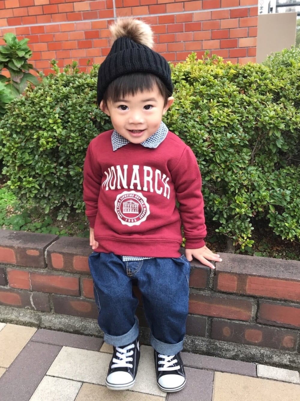 レッド系のスウェット、ブルー系のデニムパンツ、その他のスウェットを着用したキッズの秋コーディネートの1枚目の写真