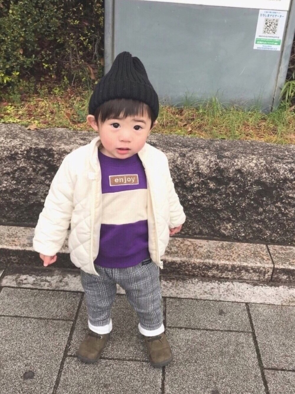 パープル系のスウェット、ホワイト系のダウンジャケット/コート、グレー系のパンツを着用したキッズの春コーディネートの1枚目の写真