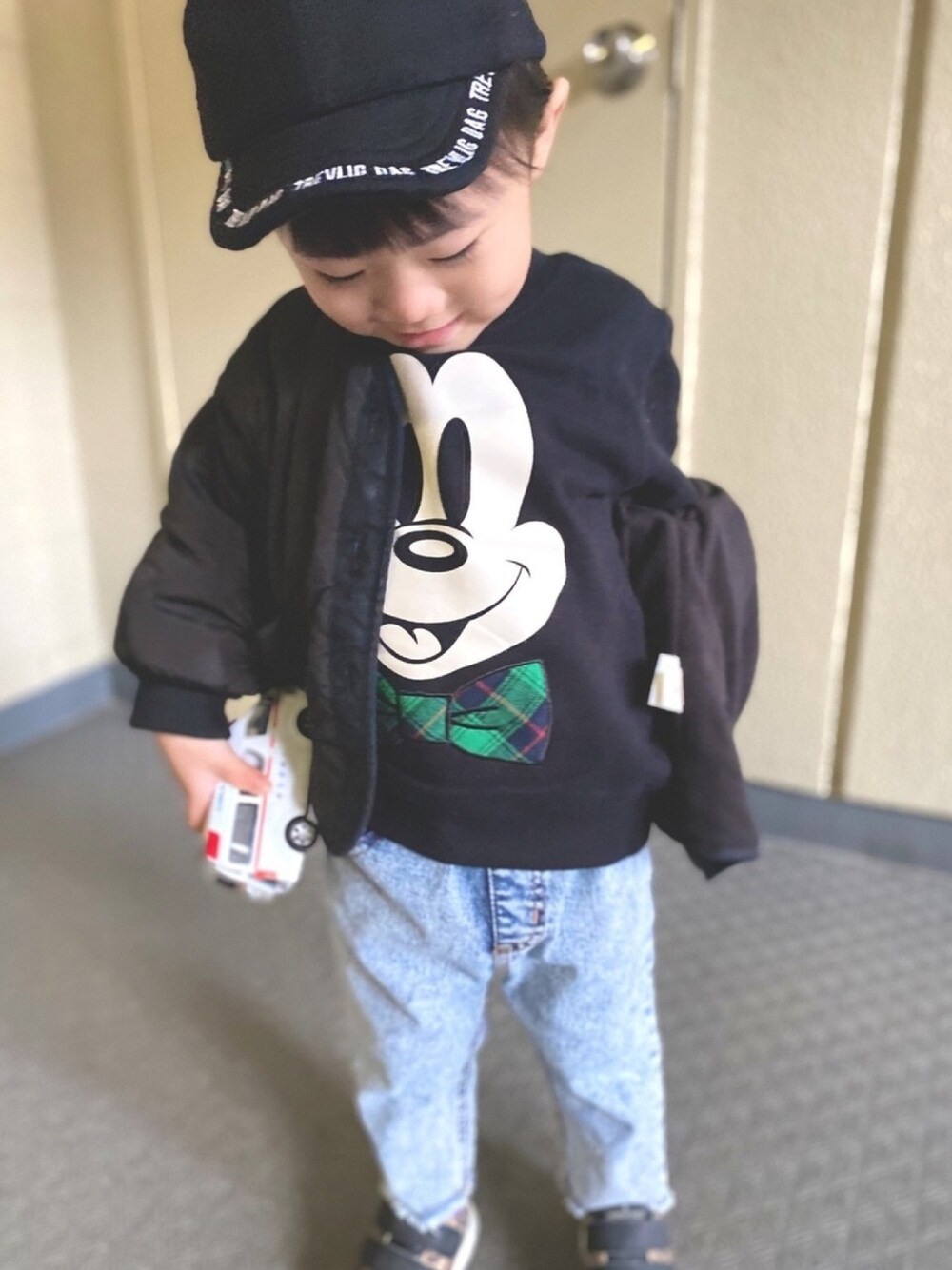 「おとこのこ、キッズコーデ、年末WEAR感謝祭、ミッキー、キルトジャケット、セール」｜「HusHusHのアイテム（スウェット、ブラック系）」を使った、yuyuさん（キッズ・80cm）の冬コーディネートの1枚目の写真