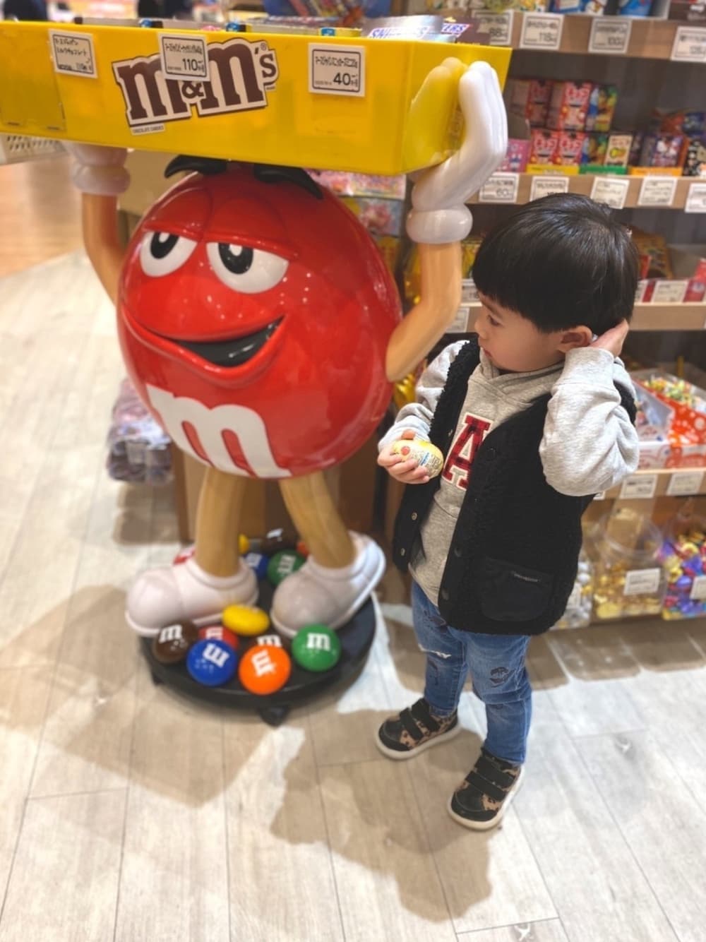 「おとこのこ、キッズコーデ、パーカー、ボアベスト、カジュアル、チェック、ミッキー」｜「GAPのアイテム（パーカー、グレー系）」を使った、yuyuさん（キッズ・80cm）の冬コーディネートの1枚目の写真
