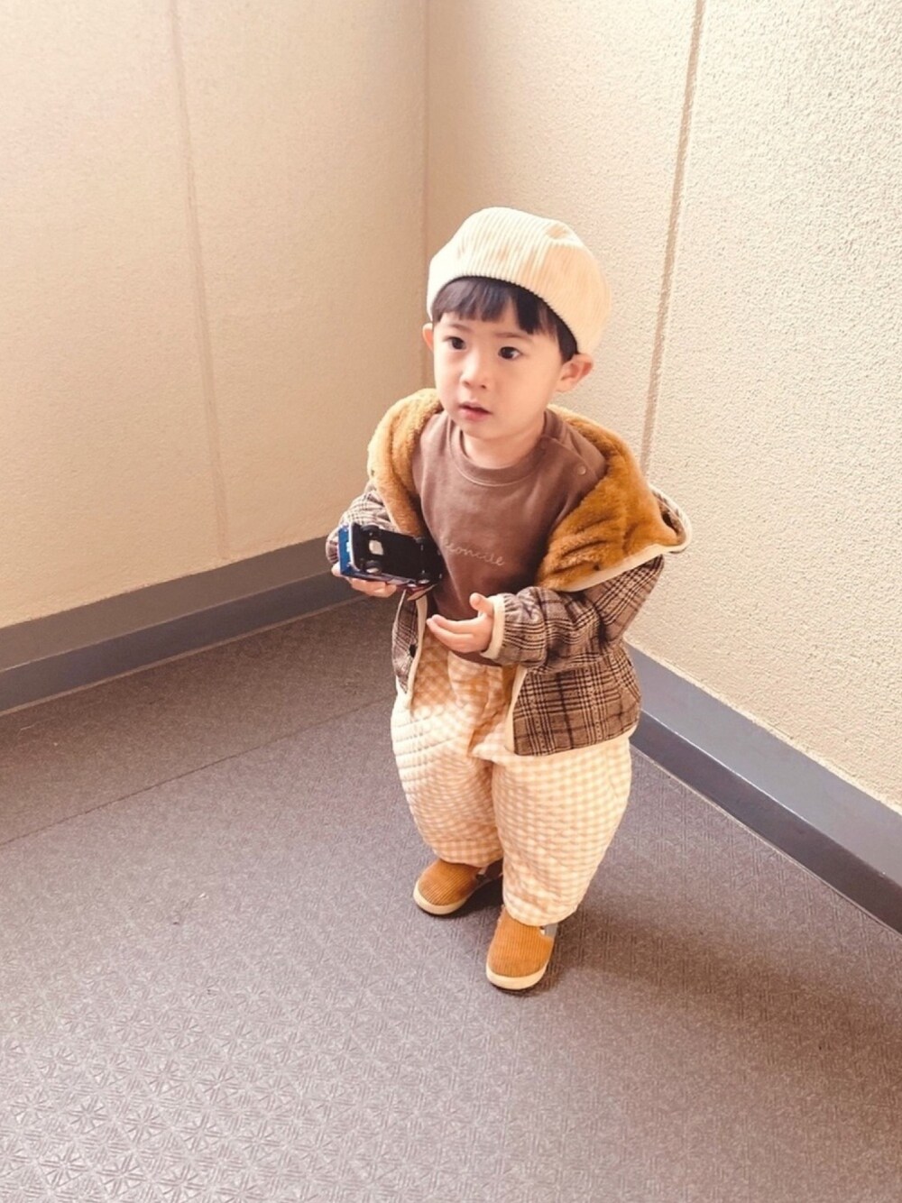 「おとこのこ、ギンガムチェック、キルトパンツ、ハントメイド、ベレー帽、ピロミメイド、冬アウター着回しチャレンジ」｜「しまむらのアイテム（スウェット、ブラウン系）」を使った、yuyuさん（キッズ・80cm）の冬コーディネートの1枚目の写真