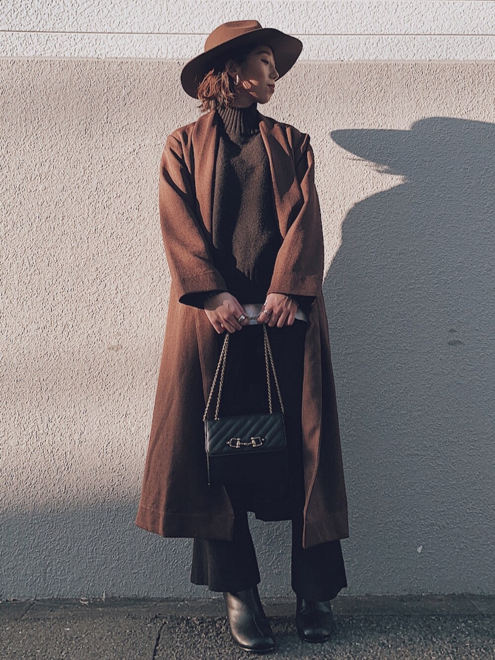 「秋冬コーデ、秋コーデ、ロングコート、ニット、ブーツ、ブラック、ブラウン、moussy、AZUL by moussy、GU」｜「MOUSSYのアイテム（ショルダーバッグ、ブラック系）」を使った、KEiNAさん（レディース・157cm）の秋コーディネートの1枚目の写真