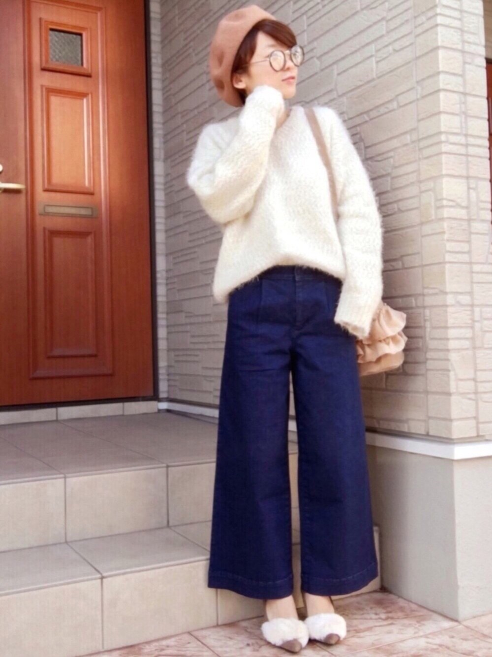 「シンプル、ニット、ワイドパンツ、キレイめ、パンプス、denim、白ニット、もこもこ、ファー小物、チビーズ✳︎」｜「SEVENDAYS=SUNDAYのUSC ウールベレー帽（ハンチング/ベレー帽、ベージュ系）」を使った、aaachan♡*さん（レディース・150cm）の冬コーディネートの1枚目の写真