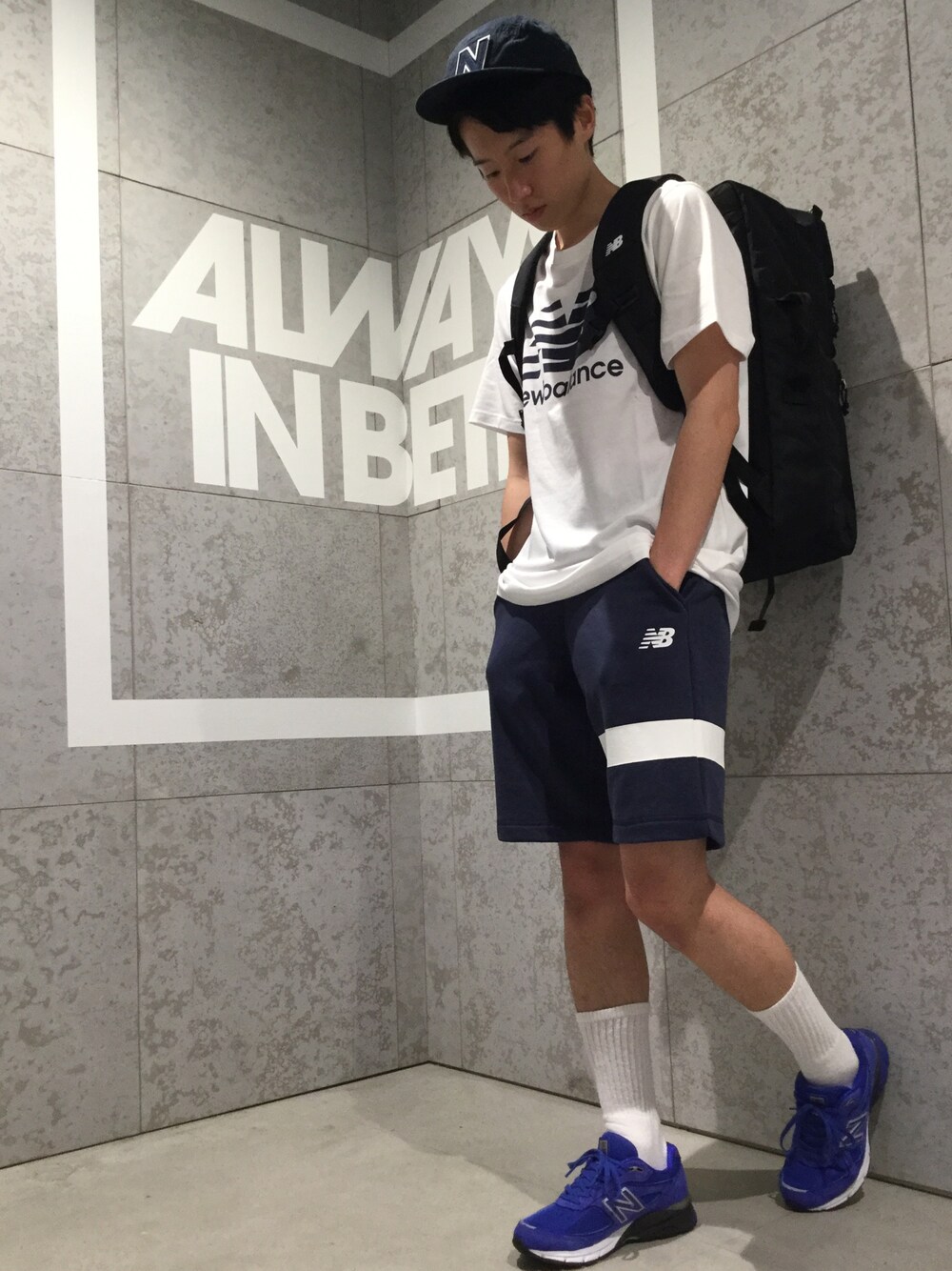 ホワイト系のTシャツ/カットソー、ブラック系のバックパック/リュック、ブルー系のその他パンツを着用したメンズの夏コーディネートの1枚目の写真