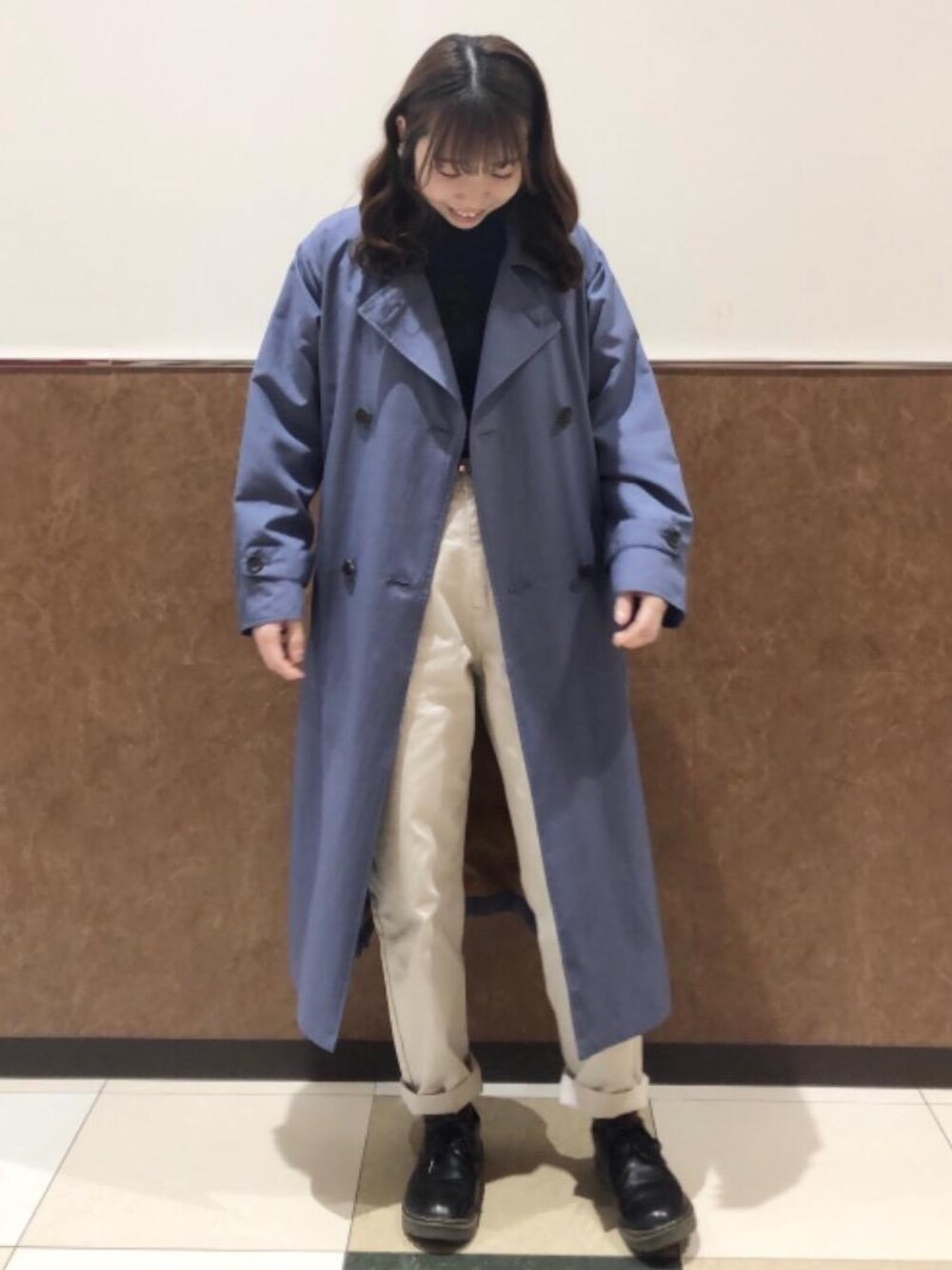 「春アウター、春カラー、低身長コーデ、USAコットン、デニムアイテム、2021春新作」｜「coenのリラックストレンチコート#（トレンチコート、ブルー系）」を使った、coen わたなべ さわこさん（レディース・152cm）の春コーディネートの1枚目の写真