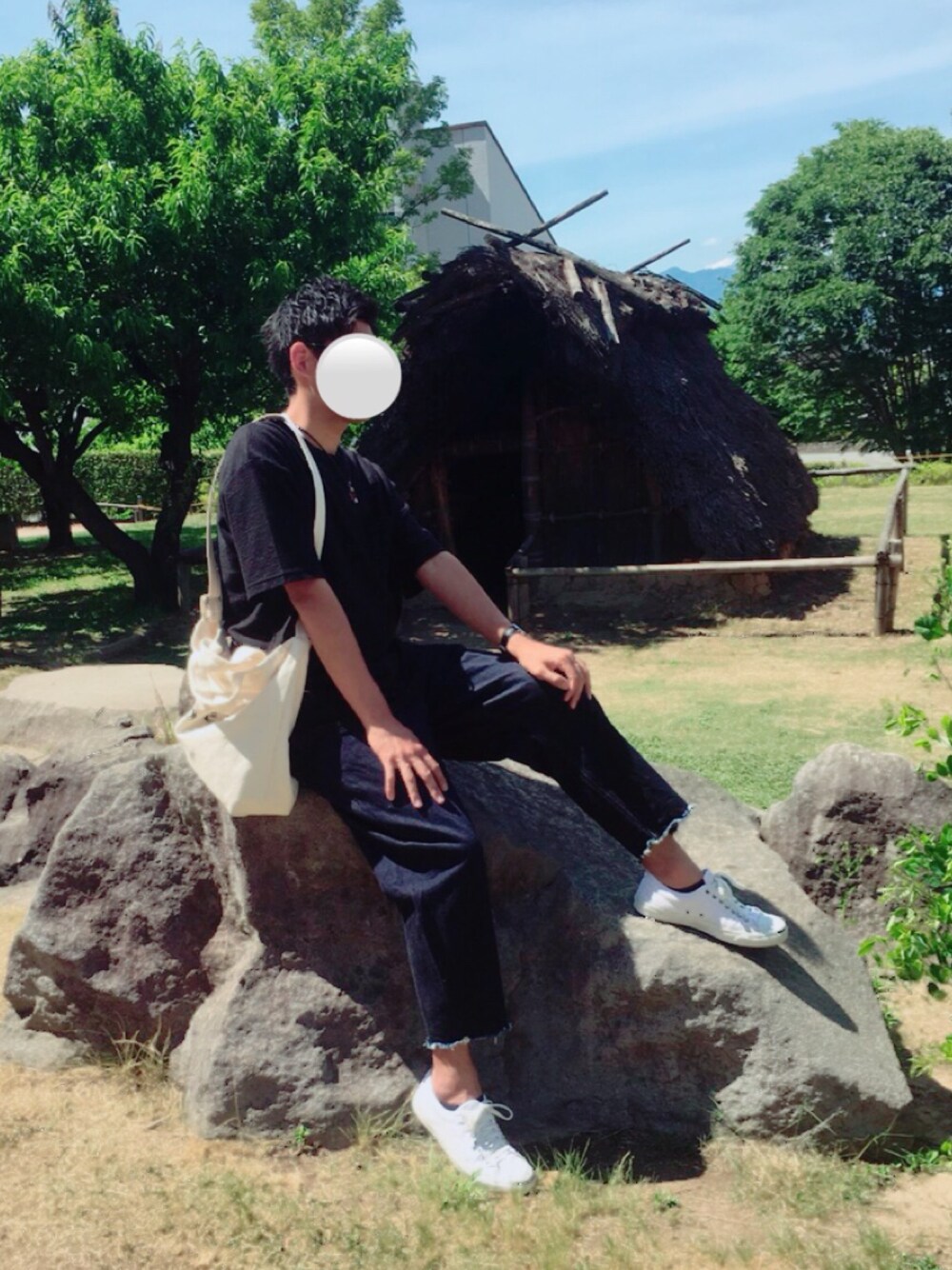 「ゆるコーデ、シンプル、ラフ、GU、アンクルパンツ、プチプラ、ビッグシルエット、休日スタイル、converse、スニーカー」｜「GUのアイテム（デニムパンツ、ブルー系）」を使った、ズッキーさん（メンズ・175cm）の夏コーディネートの1枚目の写真
