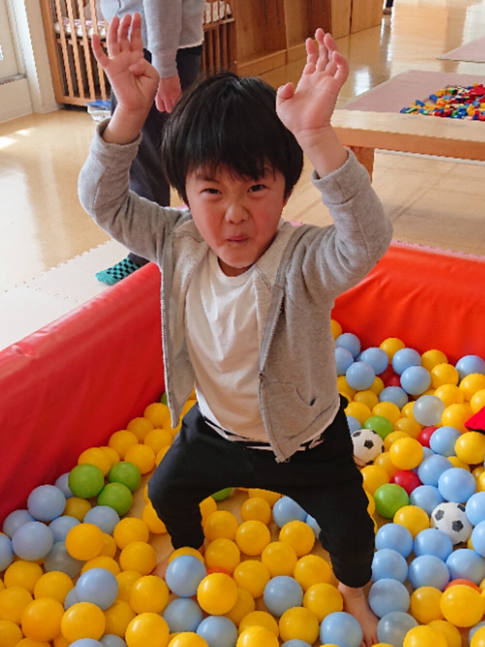 「4歳男の子、デビロック、春コーデ」｜「devirockのまるで着る毛布 裏シャギーサルエルパンツ 裏起毛（その他パンツ、ブラック系）」を使った、koanoaさん（メンズ・110cm）の春コーディネートの1枚目の写真