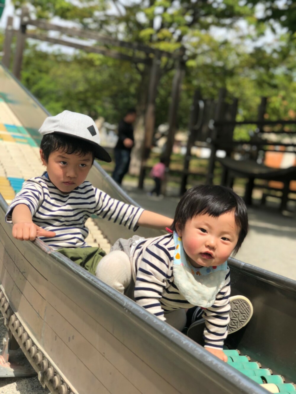 「ＧＷ、春コーデ、おしゃれさんと繋がりたい、きょうだいコーデ、ボーダー」｜「B:MING by BEAMSのSAINT JAMES / ボーダーウエッソンT ＜KIDS＞（Tシャツ/カットソー、ホワイト系）」を使った、koanoaさん（メンズ・110cm）の春コーディネートの1枚目の写真