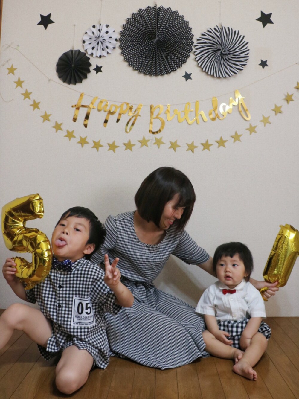 「誕生日、チェックパンツ、リンクコーデ、おやこーで。、夏、ワンピース」｜「韓国のアイテム（ワンピース/ドレス、ブラック系）」を使った、koanoaさん（メンズ・120cm）の春コーディネートの1枚目の写真