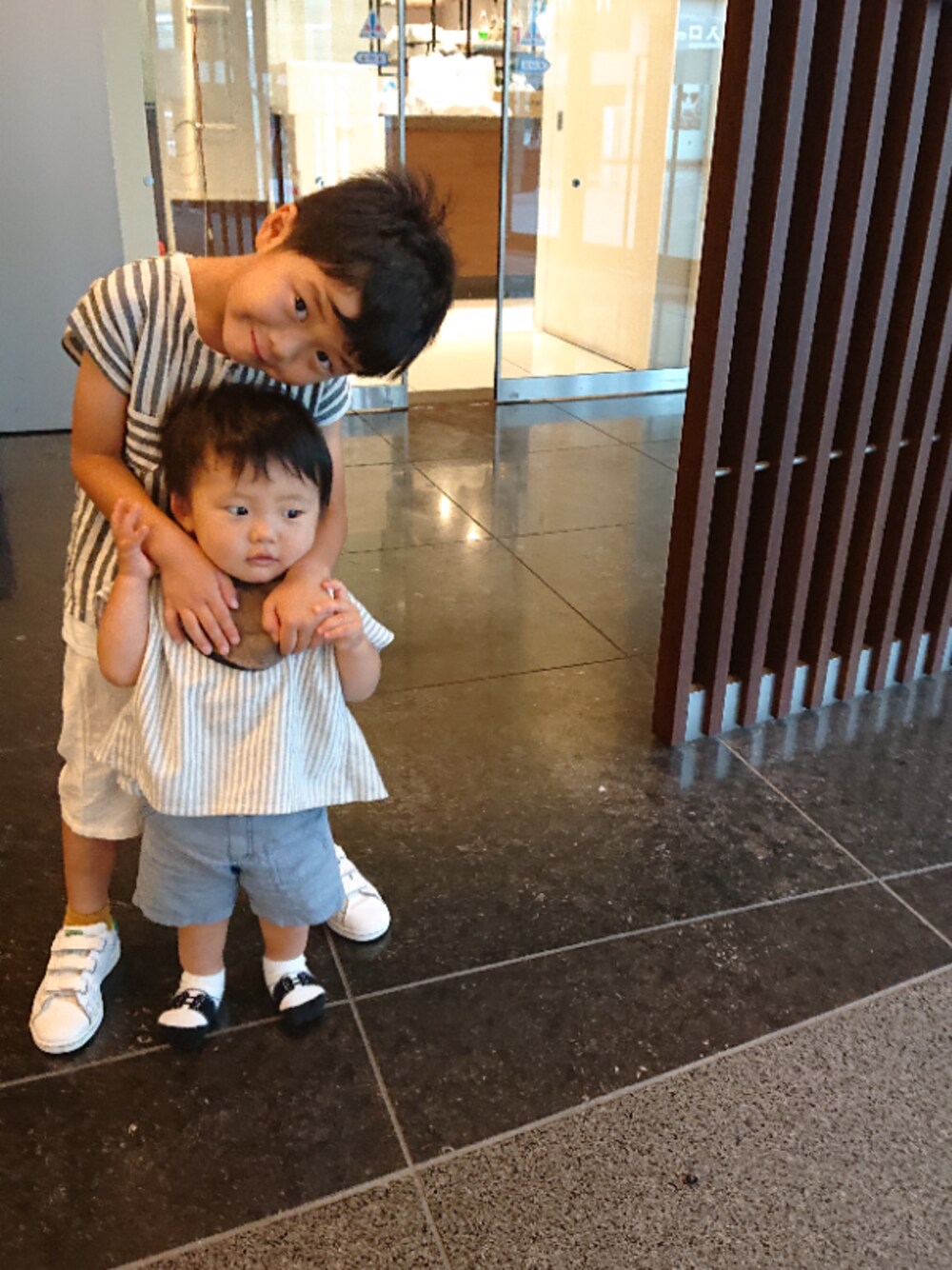 「おしゃれさんと繋がりたい、兄弟コーディネート、ストライプ、リンクコーデ」｜「韓国子ども服 dyhのアイテム（その他、ホワイト系）」を使った、koanoaさん（メンズ・120cm）の夏コーディネートの1枚目の写真