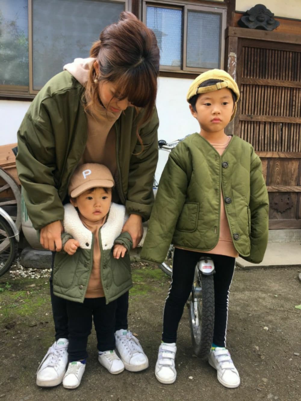 「親子コーデ、リンクコーデ、カーキ、秋のコーデ、スニーカーコーデ」｜「devirockのサイドライン入りレギンス スパッツ（レギンス/スパッツ、ブラック系）」を使った、koanoaさん（メンズ・120cm）の秋コーディネートの1枚目の写真
